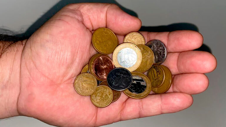 Moedas-na-mao-768x432